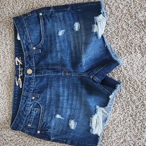 NWOT women's distressed shorts